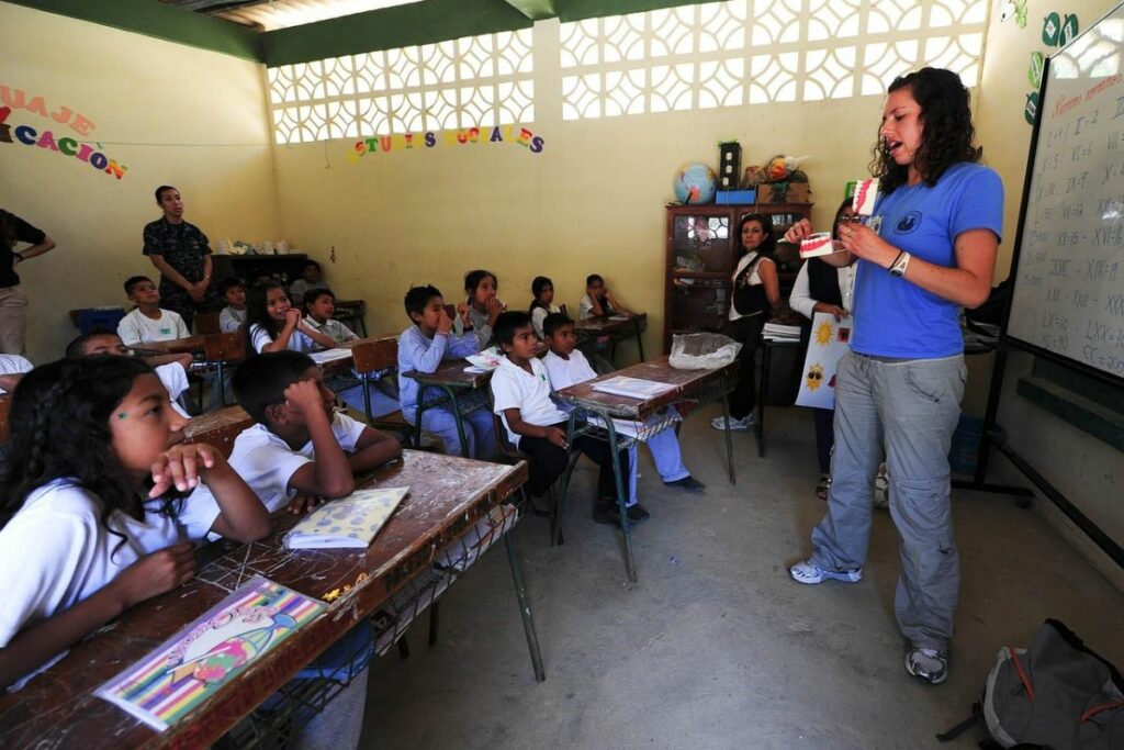 Sebaiknya Kita Berhenti Menganggap Guru Itu Profesi Mulia, agar Mereka Bisa Digaji Jauh Lebih Layak