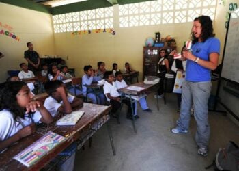 Sebaiknya Kita Berhenti Menganggap Guru Itu Profesi Mulia, agar Mereka Bisa Digaji Jauh Lebih Layak