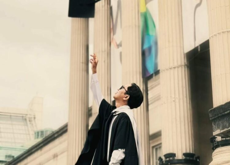 Rifqi Irvansyah wisuda S2. MOJOK.CO