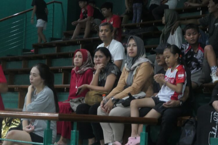 Wajah tegang ibu-ibu yang menonton anaknya di Audisi UMUM PB Djarum 2025 Kudus MOJOK.CO