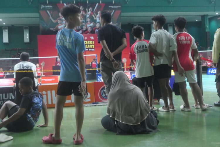 Esti mencari celah untuk menonton ponakannya di arena Audisi Umum PB Djarum 2025 MOJOK.CO