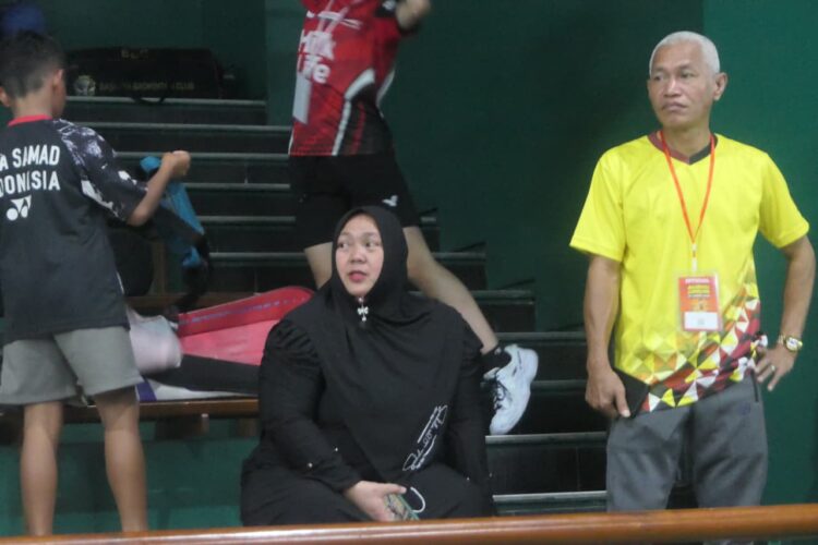 Wajah-wajah tegang penonton di tribun GOR Jati Kudus MOJOK.CO