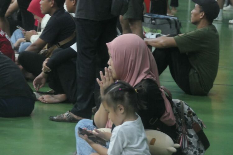 Astri tak henti-henti berdoa untuk sang anak yang bertanding di Audisi Umum PB Djarum 2025 Kudus MOJOK.CO