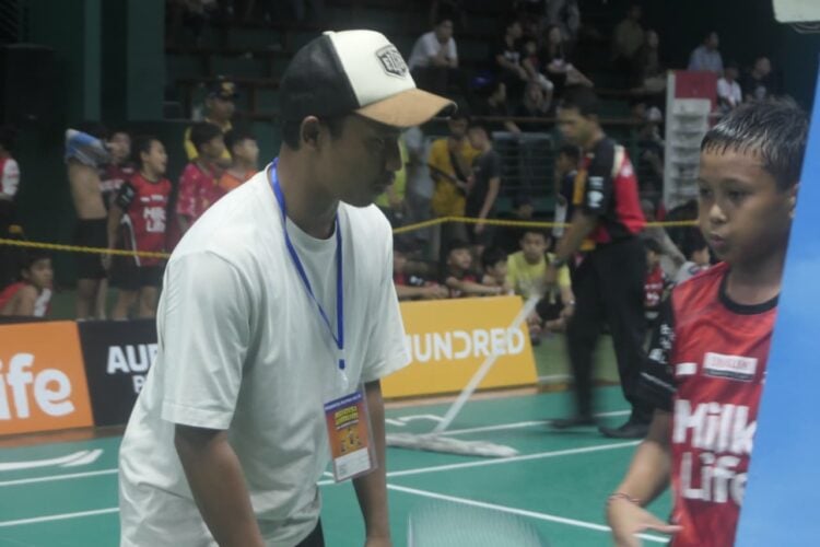 Gede Joni, guru SD asal Badung, Bali, dampingi anak di Audisi Umum PB Djarum 2025 Kudus MOJOK.CO