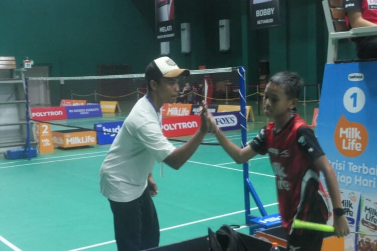 Gede Joni dan Devandra saling tos untuk menjaga semangat di Audisi Umum PB Djarum 2025 Kudus MOJOK.CO