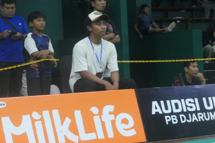 Gede Joni (42) asal Badung, Bali, mendampingi sang anak di Audisi Umum PB Djarum 2025 Kudus MOJOK.CO