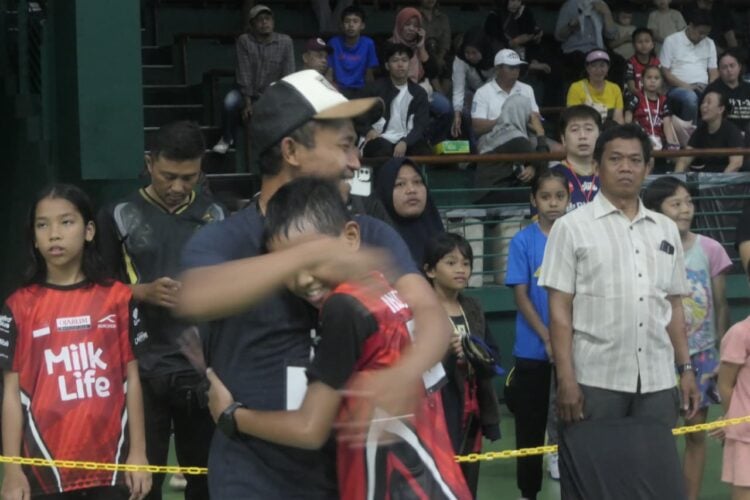 Gede Joni dan Devandra berpelukan usai memastikan lolos karantina Audisi Umum PB Djarum 2025 Kudus MOJOK.CO