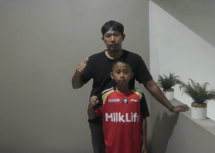 Yosep dan Baron, bapak-anak peserta Audisi Umum PB Djarum 2025 yang menginap di kos seharga Rp75 ribu di Kudus MOJOK.CO