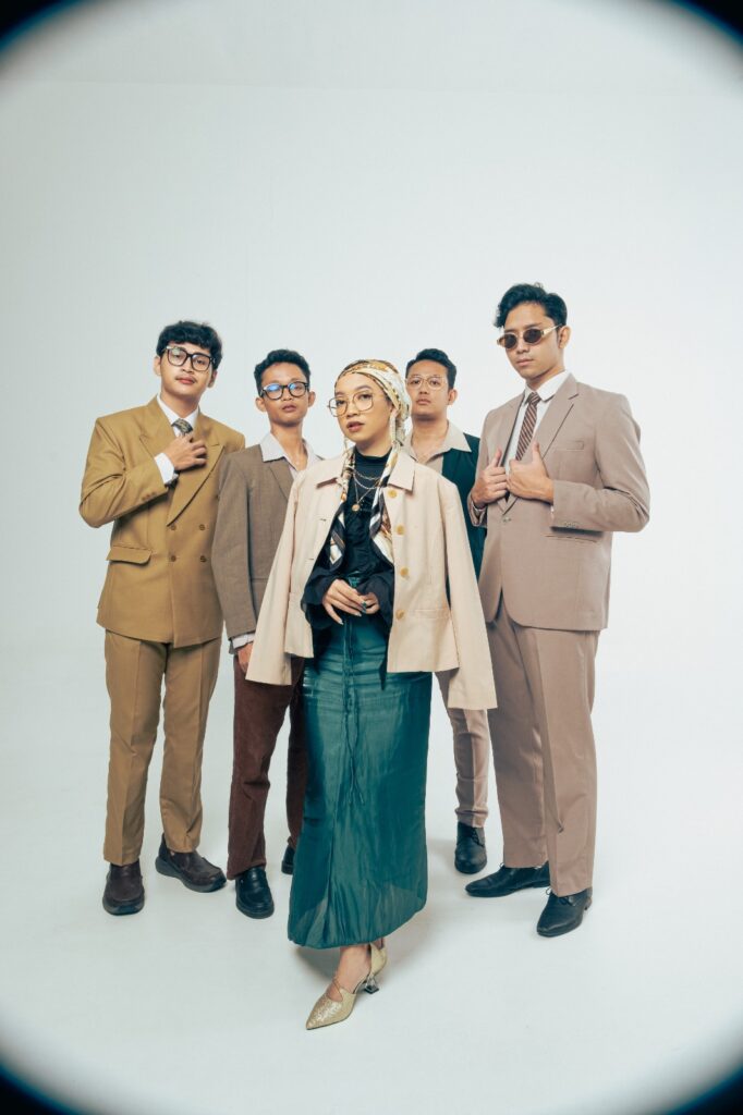 Traffic Jam, band asal Solo menuju panggung besar Pestapora. MOJOK.CO