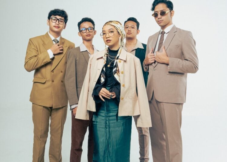 Traffic Jam, band asal Solo menuju panggung besar Pestapora. MOJOK.CO