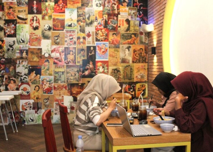 Suasana restoran. MOJOK.CO