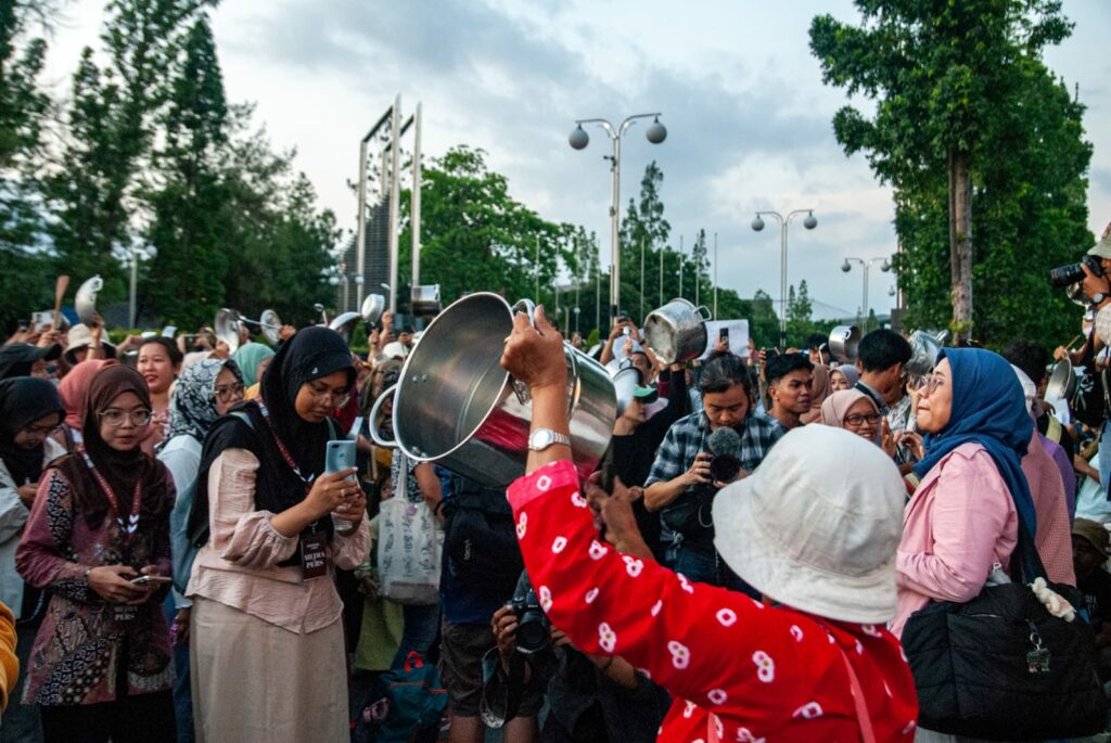 Cara unik ibu-ibu di Bundaran UGM Jogja memprotes program MBG dengan pukul panci. Sederhana tapi pesannya dalam dan ironis MOJOK.CO