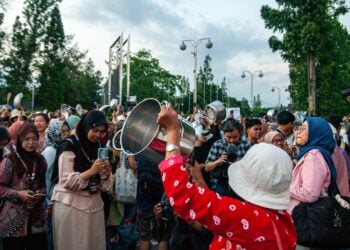 Cara unik ibu-ibu di Bundaran UGM Jogja memprotes program MBG dengan pukul panci. Sederhana tapi pesannya dalam dan ironis MOJOK.CO