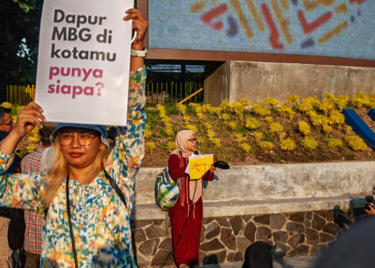 Cara unik ibu-ibu di Bundaran UGM Jogja memprotes program MBG dengan pukul panci. Sederhana tapi pesannya dalam dan ironis MOJOK.CO