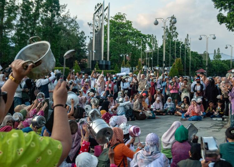 Cara unik ibu-ibu di Bundaran UGM Jogja memprotes program MBG dengan pukul panci. Sederhana tapi pesannya dalam dan ironis MOJOK.CO