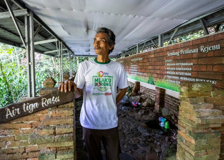 Sahari (57) dari Yayasan Makam Syekh Syadzili Rejenu (YMSSR) MOJOK.CO