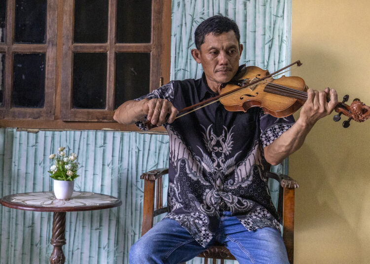 Mbah Min (48), perajin biola bambu dari lereng Muria, Kudus MOJOK.CO
