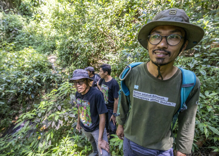 Dari sisi kiri, Teguh Budi Wiyono diikuti Triyanto Soetardjo dari Yayasan PEKA Muria MOJOK.CO