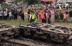 Bagian roda kereta terlepas dari gerbong kereta. (Agung P/Mojok.co