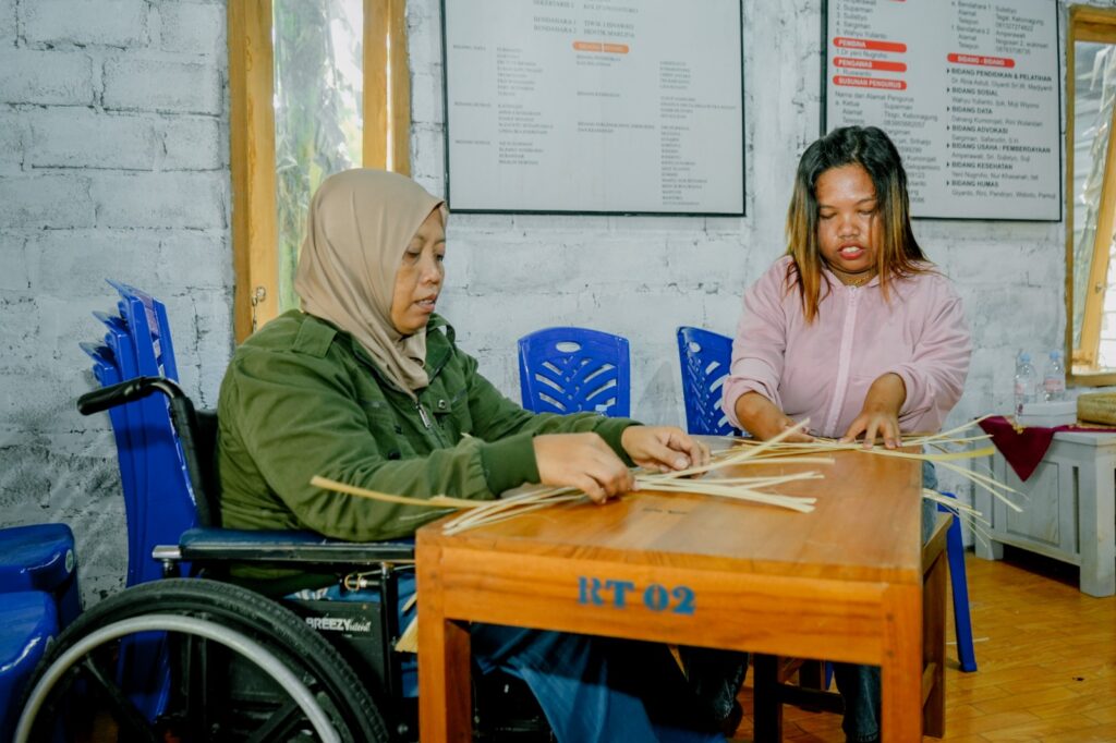 Anggota LKS SAPADIFA di Kapanewon Imogiri, Kabupaten Bantul, Jogja belajar menganyam bambu. MOJOK.CO