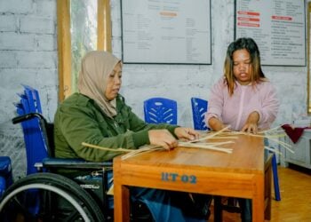 Anggota LKS SAPADIFA di Kapanewon Imogiri, Kabupaten Bantul, Jogja belajar menganyam bambu. MOJOK.CO