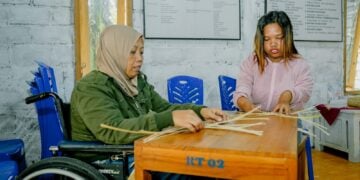 Anggota LKS SAPADIFA di Kapanewon Imogiri, Kabupaten Bantul, Jogja belajar menganyam bambu. MOJOK.CO