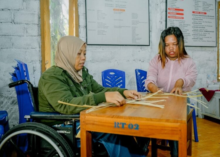 Anggota LKS SAPADIFA di Kapanewon Imogiri, Kabupaten Bantul, Jogja belajar menganyam bambu. MOJOK.CO