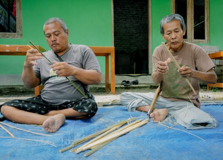 Penyandang disabilitas belajar menganyam bambu. MOJOK.CO