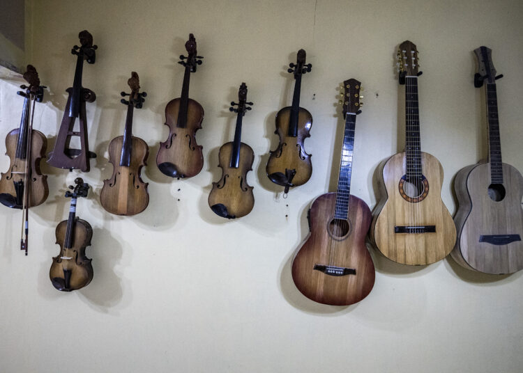 Gitar dan biola di rumah Mbah Min di lereng Muria, Desa Japan, Kudus MOJOK.CO