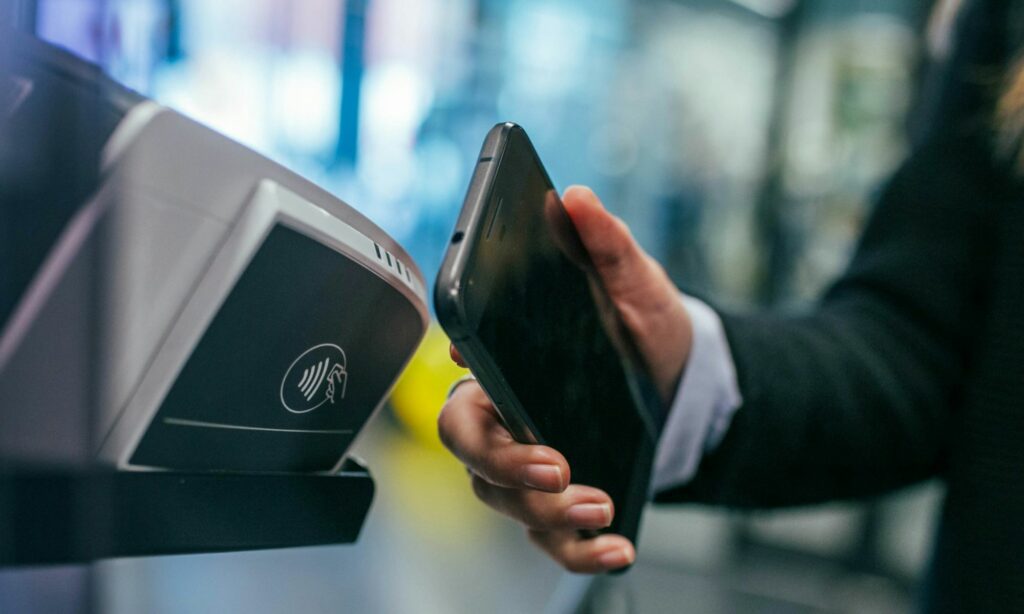 Pembayaran Tunai di Kasir Indomaret Lebih Ringkas daripada QRIS, Nggak Usah Sok-sokan Cashless Mojok.co