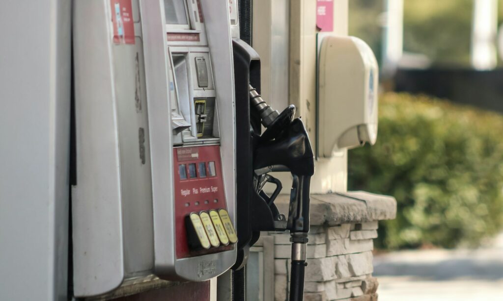 Bayar Pakai QRIS di Pom Bensin Adalah Dosa Terbesar Pengendara, Bikin Antrean Makin Panjang Mojok.co