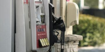 Bayar Pakai QRIS di Pom Bensin Adalah Dosa Terbesar Pengendara, Bikin Antrean Makin Panjang Mojok.co