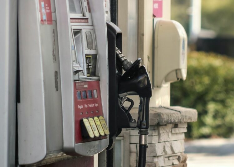 Bayar Pakai QRIS di Pom Bensin Adalah Dosa Terbesar Pengendara, Bikin Antrean Makin Panjang Mojok.co