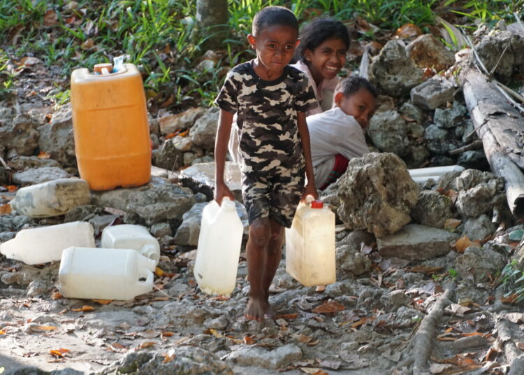 Warga Desa Nifukani Nusa Tenggara Timur (NTT) susah payah mencari air bersih sebelum dapat bantuan pipa dari Alfamart MOJOK.CO