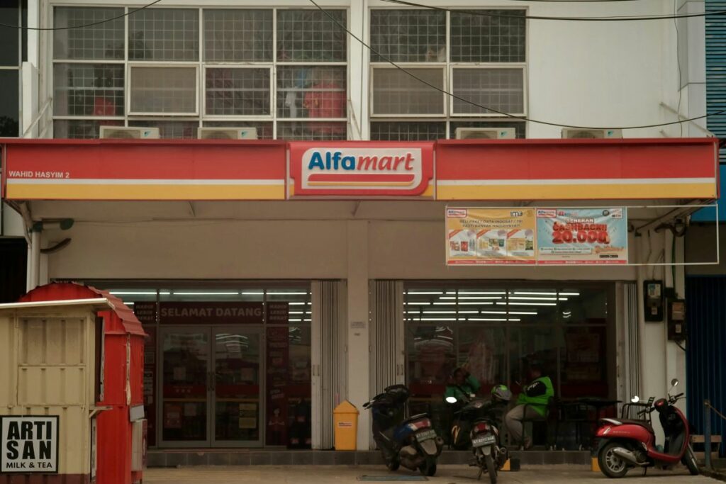 Rekomendasi 7 Camilan yang Hanya Bisa Kalian Beli di Alfamart karena Indomaret Nggak Jual