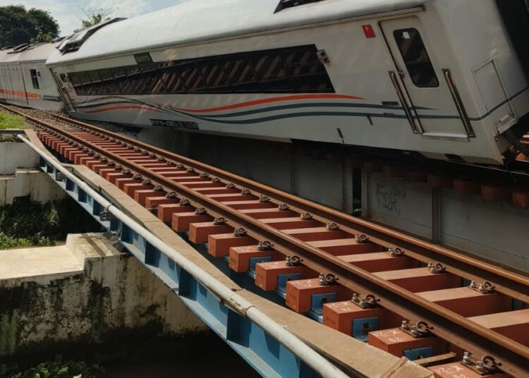 Detik-detik KA Purwojaya Anjlok: Cerita dari Penumpang Gerbong 8 Nomor Kursi 13 MOJOK.CO