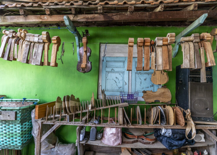 Halaman rumah Mbah Min disulap jadi bengkel produksi kerajinan kayu MOJOK.CO