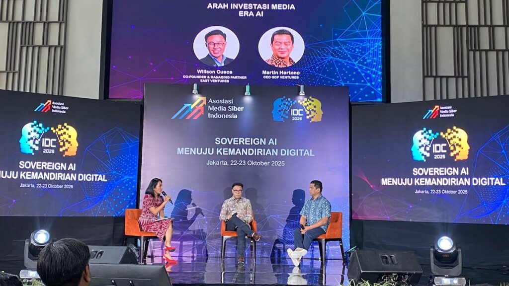 Martin Hartono dari GDP Venture dan Willson Cuaca East Ventures MOJOK.CO