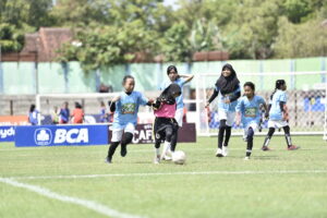 MLSC Yogyakarta Series 1 2025-2026 banyak diikuti sekolah baru, terutama dari MI. Ini tak lepas sosialisasi MLSC dengan Kemenag DIY. Tampak salah satu pemain tim dalam kualifikasi MLSC Yogyakarta Series 1 menggiring bola dibayang-bayangi tim lawan. (Dok. MLSC Yogyakarta)