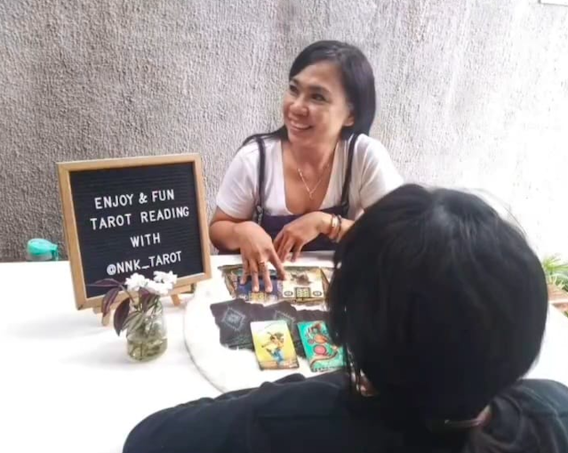 Nunuk Ambarwati, praktisi tarot (tarot reader) di Dusun Druwo, Bantul, Jogja MOJOK.CO