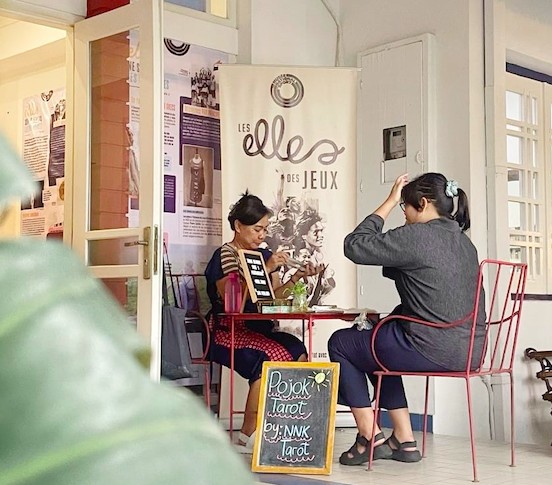 Nunuk Ambarwati, praktisi tarot (tarot reader) di Dusun Druwo, Bantul, Jogja MOJOK.CO