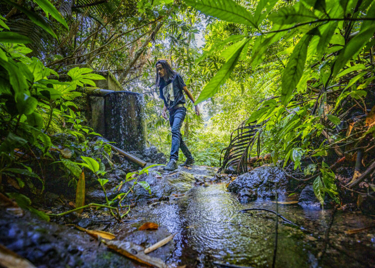 Tim Mojok dalam ekspedisi sumber mata air Gunung Muria. MOJOK.CO