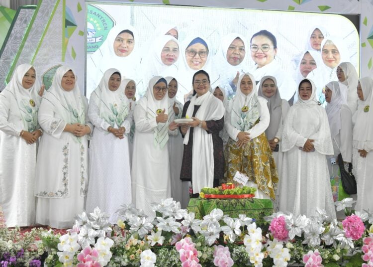 Wali Kota Semarang, Agustina Wilujeng dorong pengajuan Raperda pondok pesantren untuk membantu dan memajukan lembaga pendidikan tertua itu MOJOK.CO