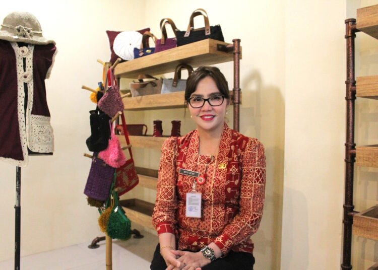 Kepala Dinkop UKM Semarang, Margaritha Mita Dewi Sopa, usai bertemu peserta UMKM. MOJOK.CO