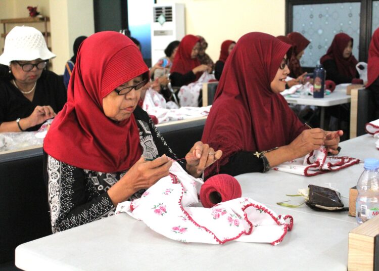 Lansia merajut. MOJOK.CO