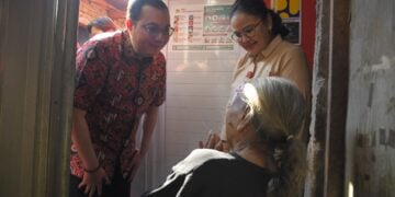 Wali Kota Semarang Agustina Wilujeng dan anggota Komisi V DPR RI Mochamad Herviano Widyatama meninjau bantuan sanitasi layak di Semarang Utara MOJOK.CO