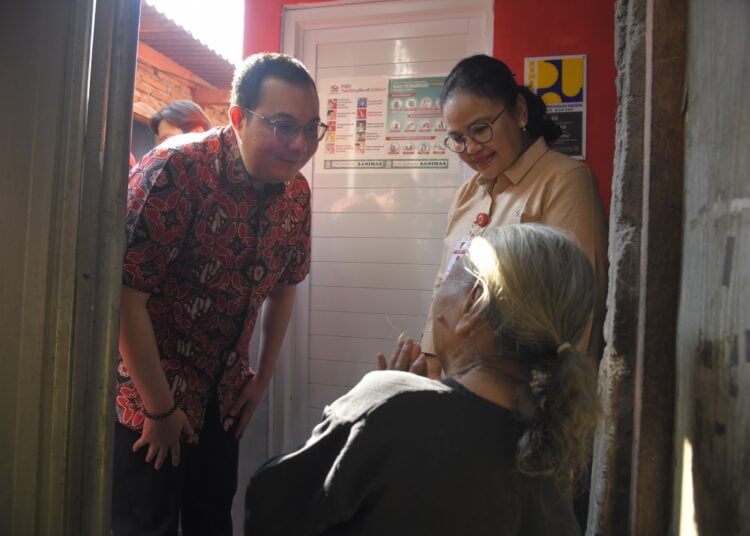 Wali Kota Semarang Agustina Wilujeng dan anggota Komisi V DPR RI Mochamad Herviano Widyatama meninjau bantuan sanitasi layak di Semarang Utara MOJOK.CO