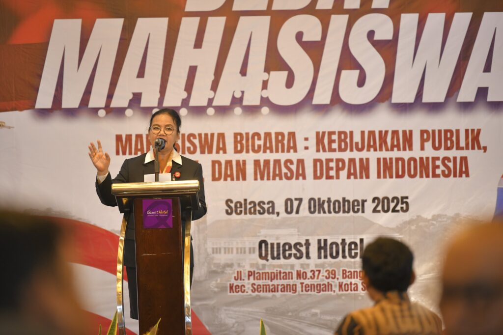 Wali Kota Semarang, Agustina Wilujeng dalam debat mahasiswa universitas di Semarang MOJOK.CO