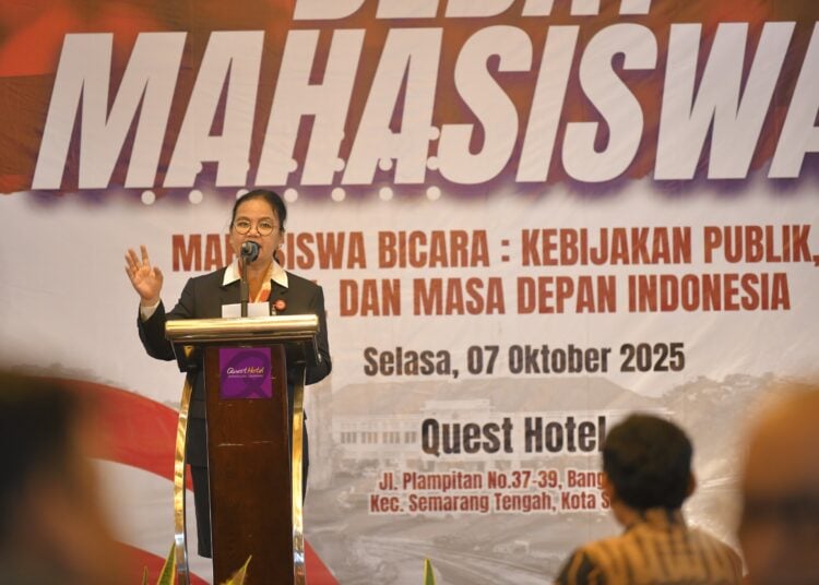 Wali Kota Semarang, Agustina Wilujeng dalam debat mahasiswa universitas di Semarang MOJOK.CO