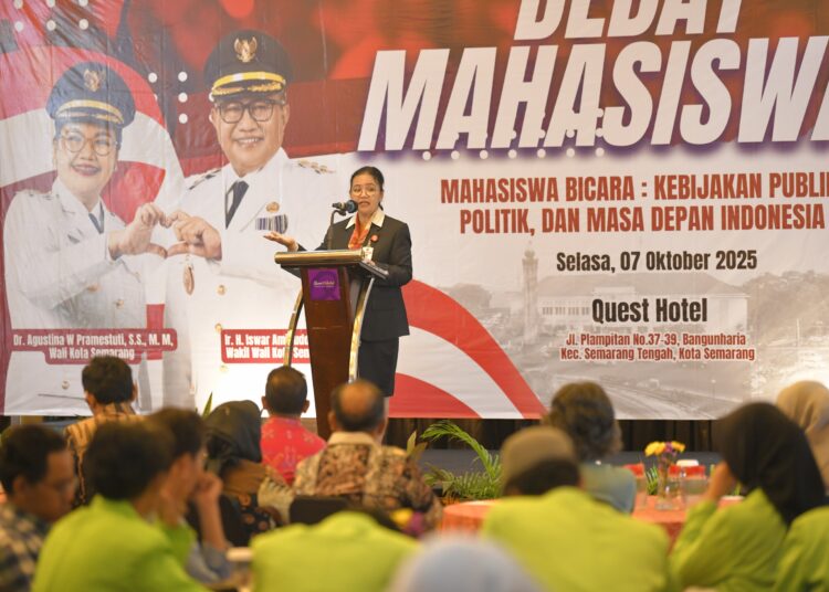 Wali Kota Semarang, Agustina Wilujeng dalam debat mahasiswa universitas di Semarang MOJOK.CO